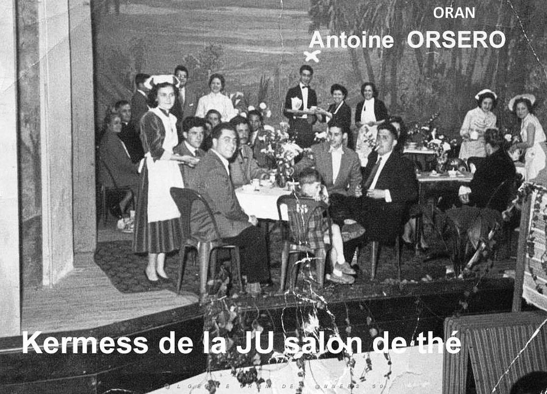 Oran- SDV- 7118 -KERMESSE 1956 SALON DE THE SUR LA SCENE DU THEATRE.jpg